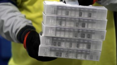 Подложена на натиск да ускори одобряването на ваксината срещу Covid 19