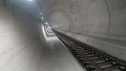Първите пътнически влакове минаха през 15-километровия тунел "Ченери" в Алпите (видео)