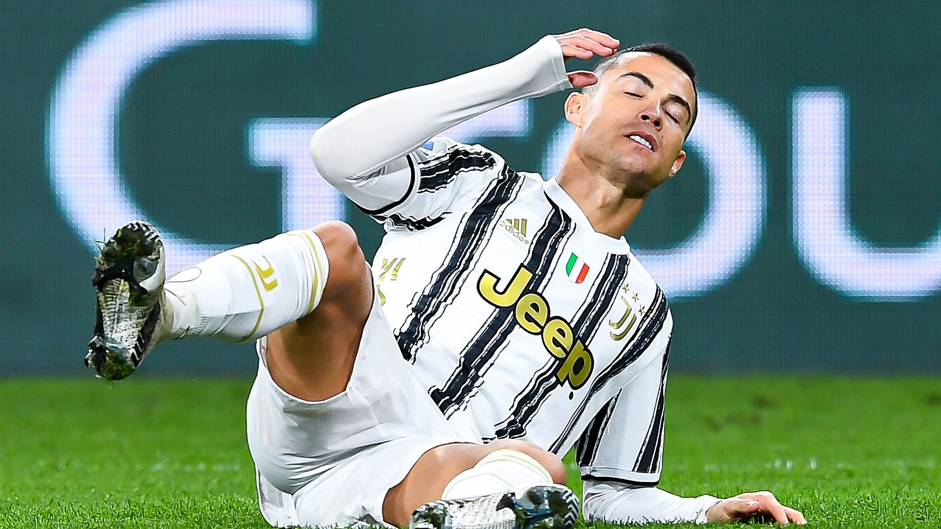 Две дузпи на Роналдо и четири греди на Милан скъсиха разликата на върха в Италия