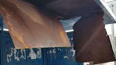 Част от спирка на градския транспорт падна върху главата на