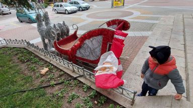 Надуваемият дядо Коледа пред входа на община Хасково вече е
