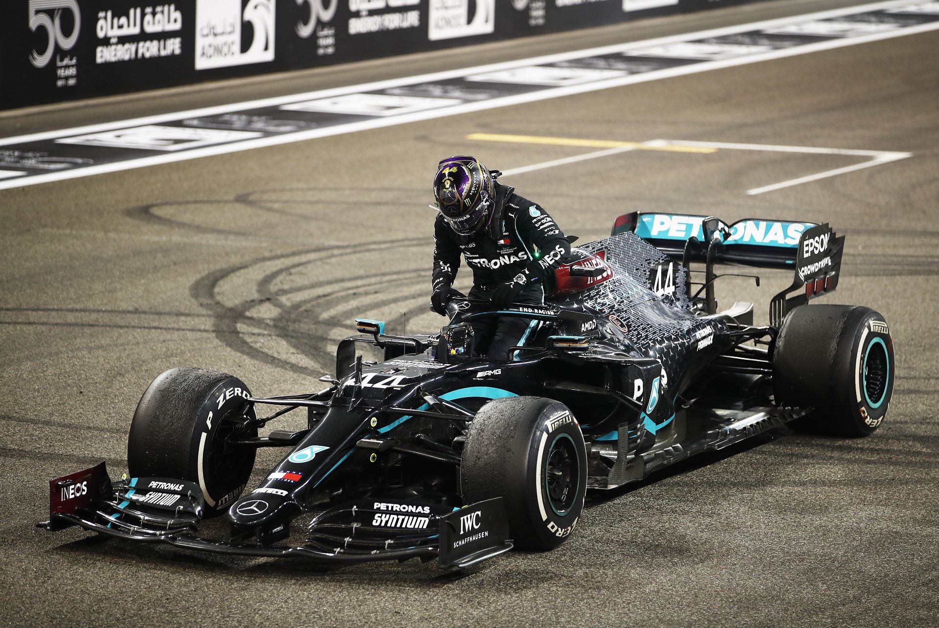 Люис Хамилтън празнува седмата си поредна титла във Формула 1, с което изравни рекордьора Михаел Шумахер
