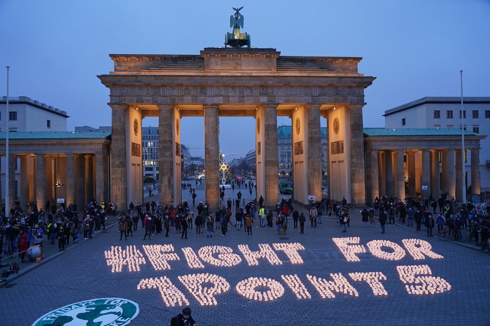11 декември. В Берлин младежи отбелязаха 5 години от Парижкото споразумение за климата. Със свещи пред Бранденбургската врата младите хора изписаха "Борете се за 1.5", като се има предвид договорената цел да се удържи повишаването на температурата до 1.5°