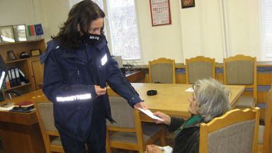 15 годишен нападна с нож и обра възрастна жена но за