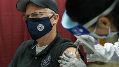 Шефът на Пентагона се ваксинира публично