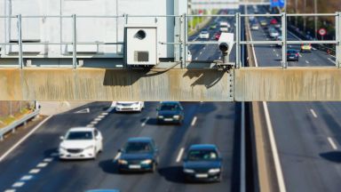 Вместо това шофьорите на коли и мотоциклети ще получават само