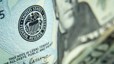 Страховете от рецесия притиснаха долара