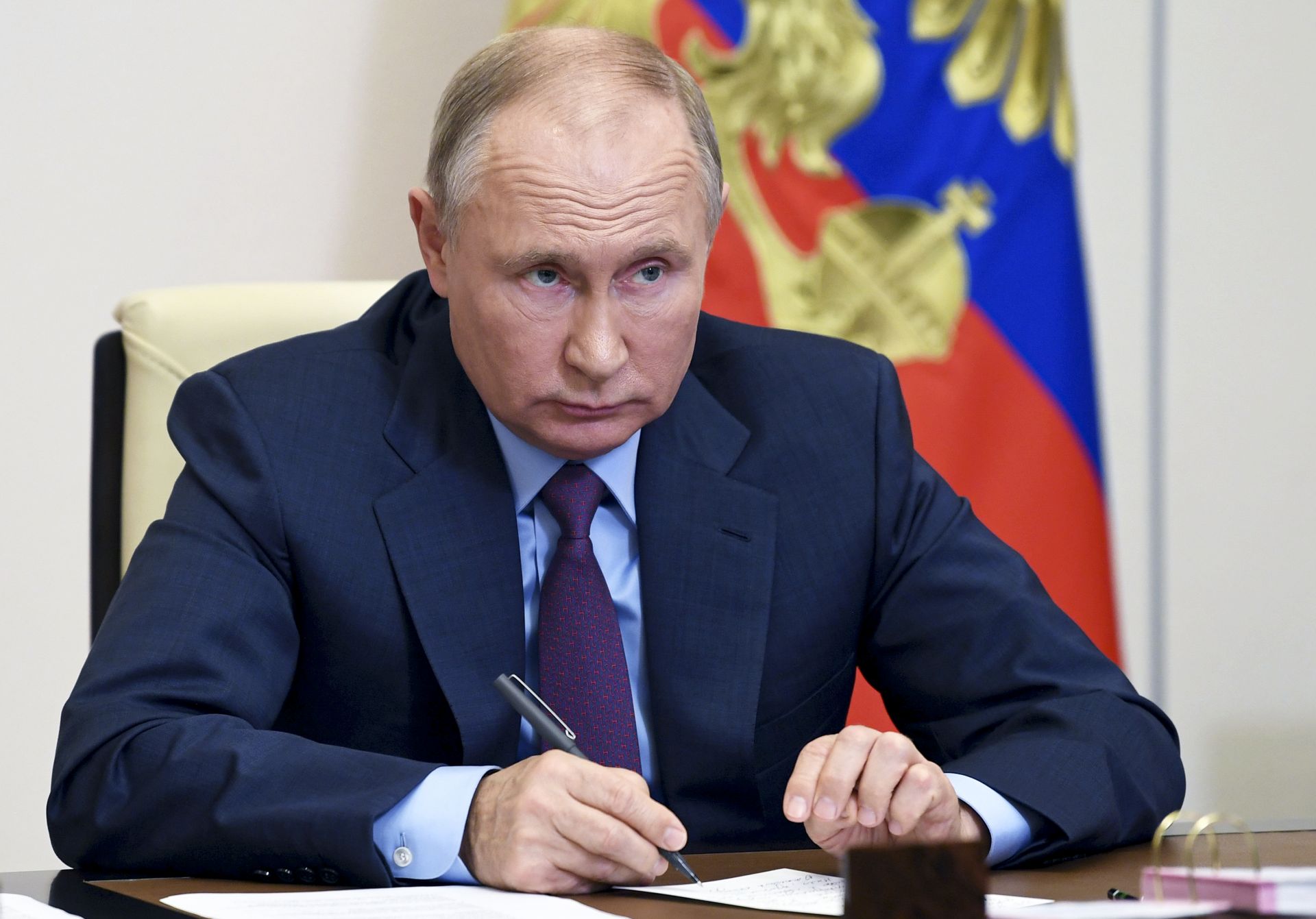 Владимир Путин в кабинета си в Кремъл