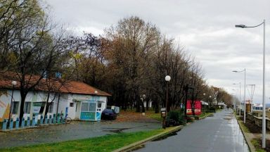 Започна монтажът на нови осветителни стълбове по крайбрежната алея в