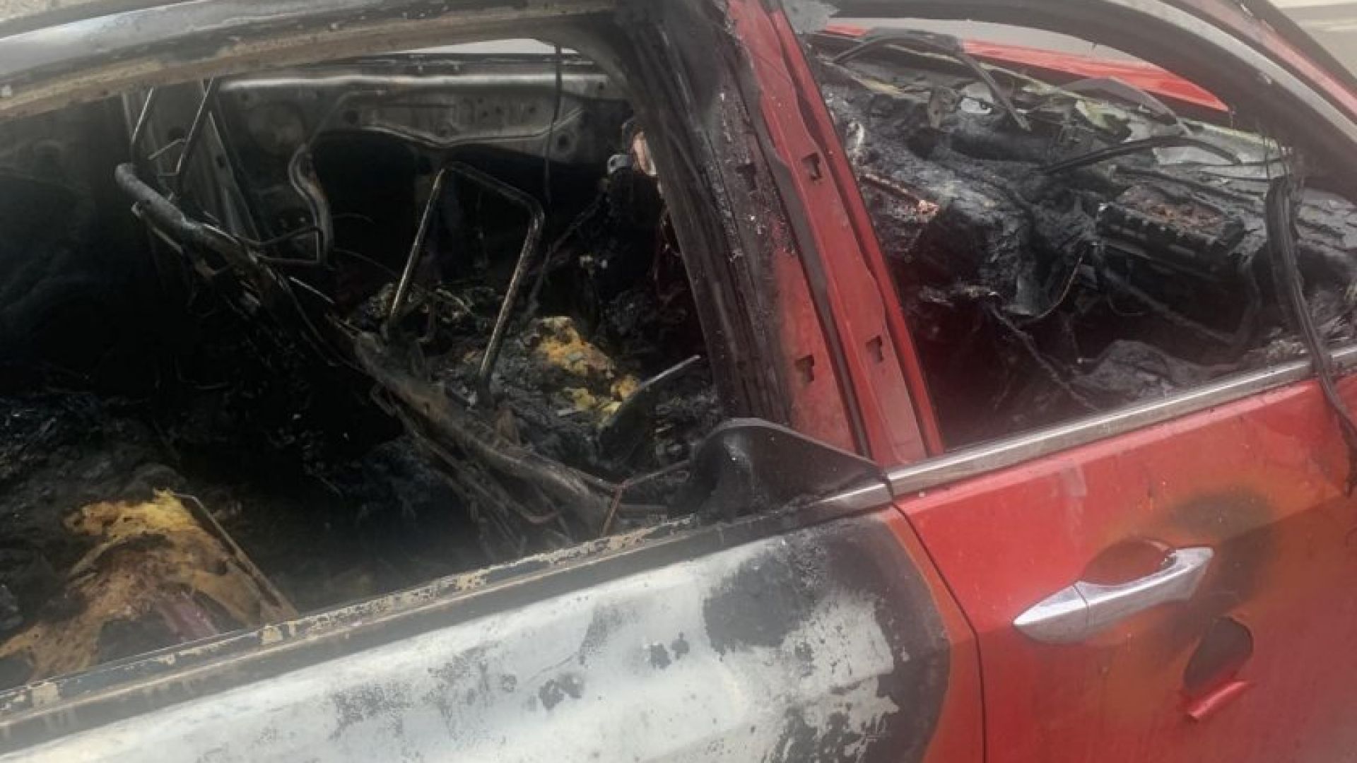 Запалиха автомобил в центъра на Русе (снимки)