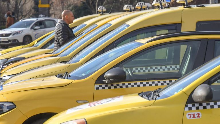 Протест на таксита в София заради закриването на стоянки