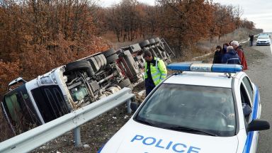 Турски тир се обърна в канавка на магистрала Марица Инцидентът