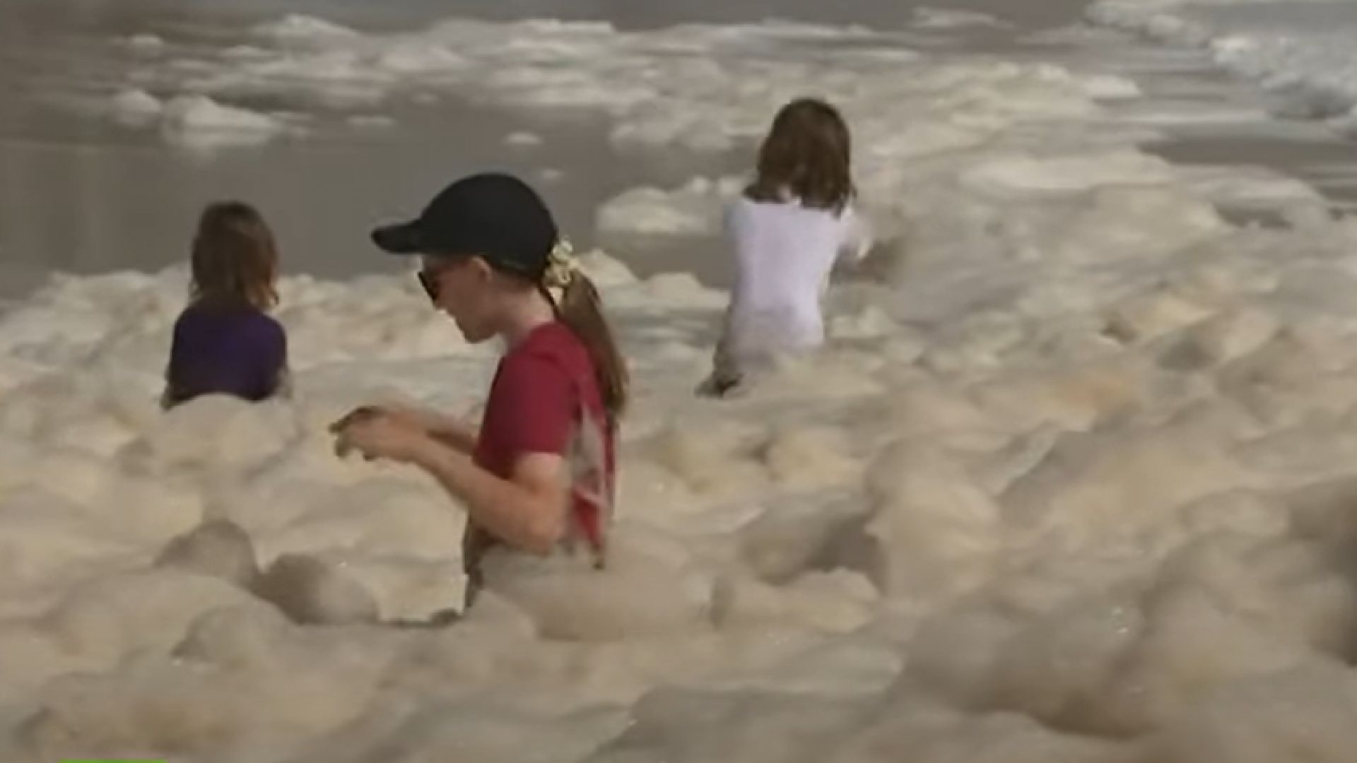 Огромно количество пяна покри плажове в Австралия (видео)