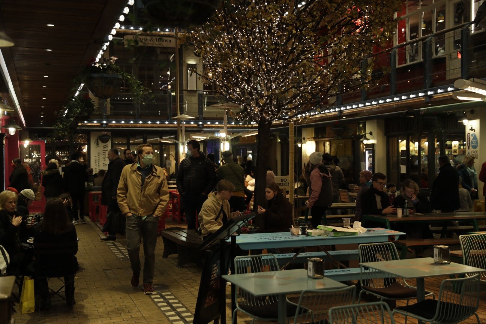 Лондон, 15 декември. Пълни заведения въпреки високото ниво на заразяване в британската столица и в почти цяла Великобритания