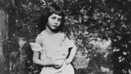 "Алиса в страната на чудесата" отново в ръцете на българските читатели