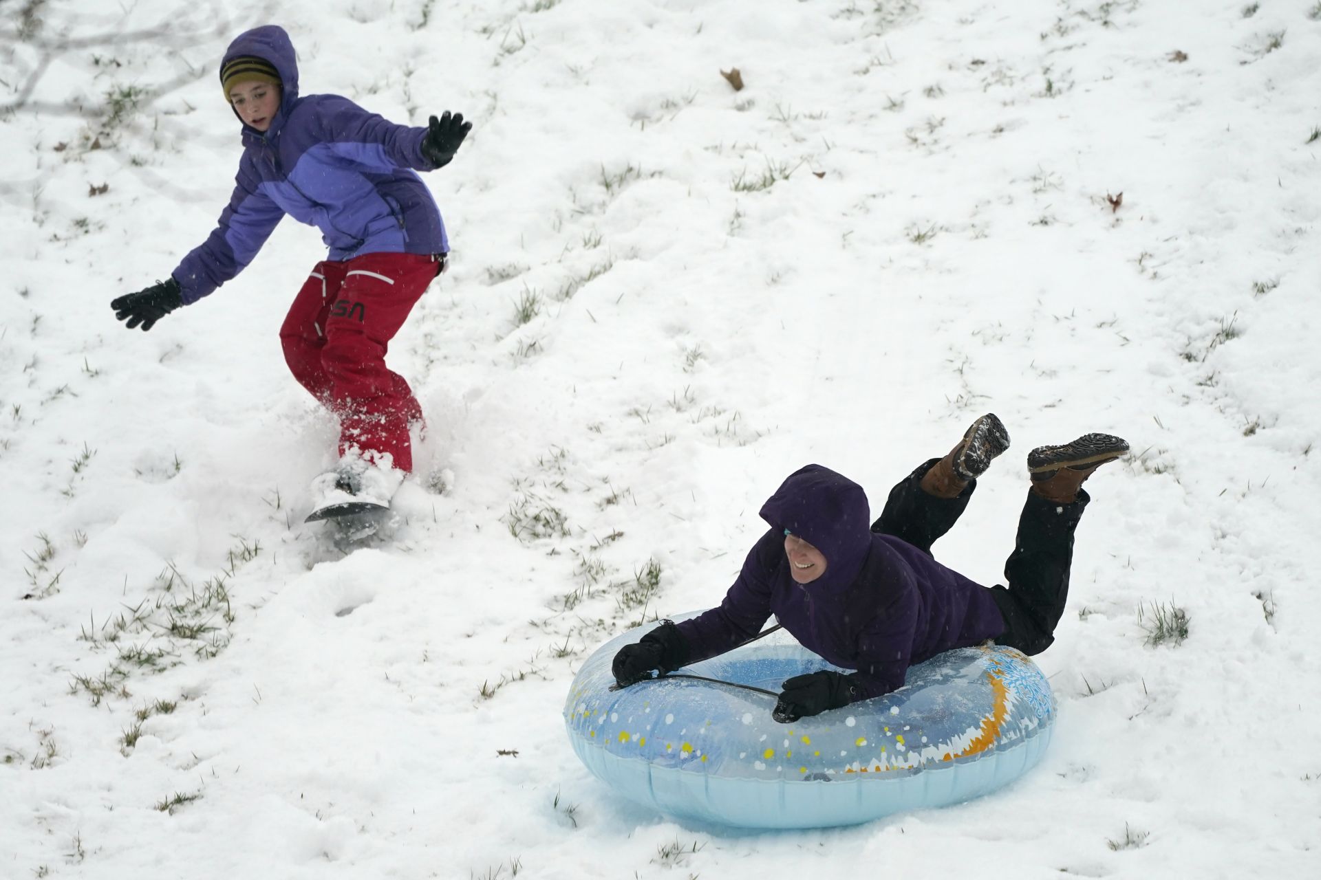 Само децата се радват на снега...