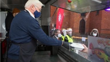 Германският президент Франк Валтер Щайнмайер раздаде топла храна на бездомници предаде