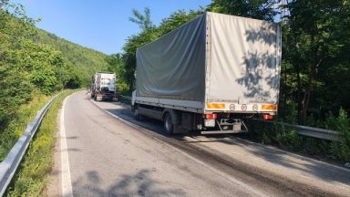 Огромни дупки по трасето на Искърското дефиле след като целият