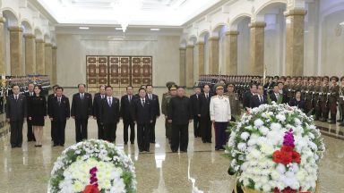 Виж още Севернокорейският лидер Ким Чен ун и други висши севернокорейски