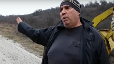 Мъж поддържа безплатно и за своя сметка междуселски пътища в