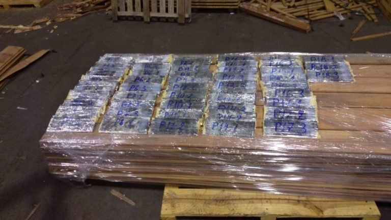 Над 50,1 килограма кокаин са намерени в тайници, издълбани в