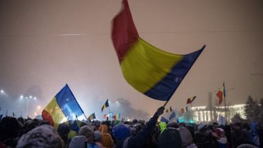Премиерът на Румъния помоли за прошка семействата на жертвите на Революцията от 1989 г. 