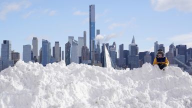 Десетки милиони призовани да не излизат навън заради снежната стихия в САЩ