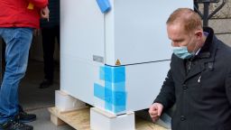 Фризер за съхранение на над 580 000 ваксини бе доставен във Варна