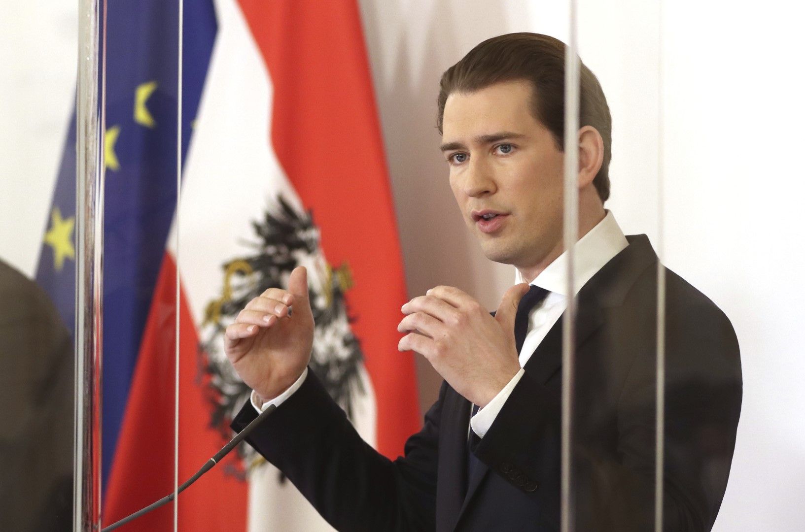 Себастиан Курц - канцлер на Австрия, говори зад плексигласова преграда пред журналисти, 18 декември