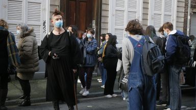 Около 100 тийнейджъри организираха днес седящ протест в северния френски