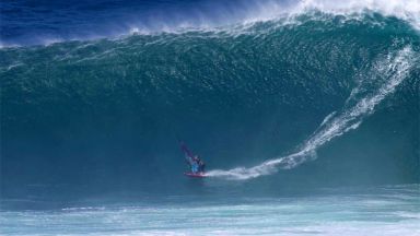Френска уиндсърфистка успя да яхне 11 метрова вълна с което постави