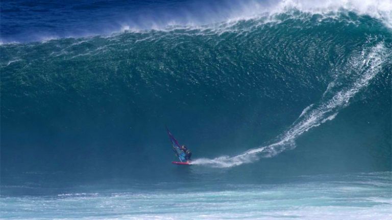 Френска уиндсърфистка успя да яхне 11-метрова вълна, с което постави