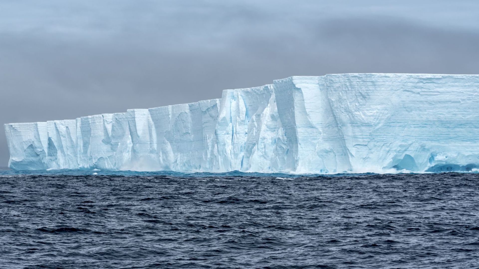 Гигантският айсберг, устремил се към населен с пингвини остров, се разцепи преди да нанесе поражения