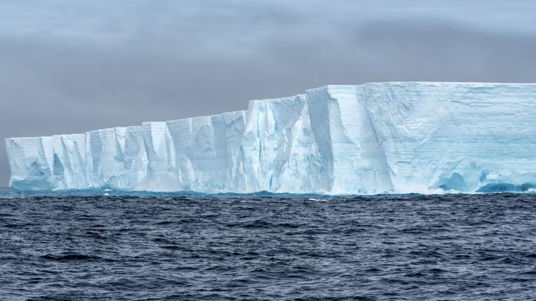 Гигантският айсберг, който се придвижва към антарктическия остров Южна Джорджия