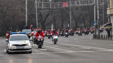 Мотористи преоблечени като дядо Коледа преминаха по софийските улици на