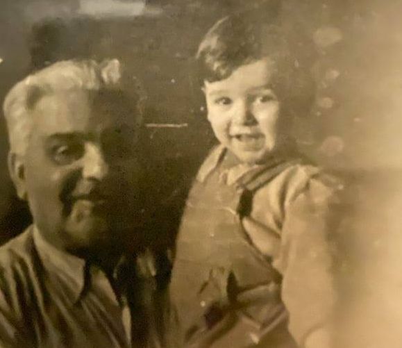 Малкият Тодор Кантарджиев в ръцете на дядо си инж. Тодор Кантарджиев 