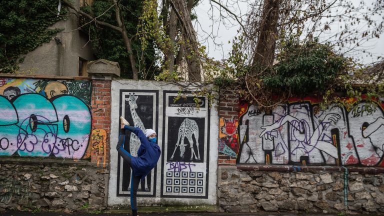 Лола от Париж в нестандартен танц: Свободна съм само на улицата 