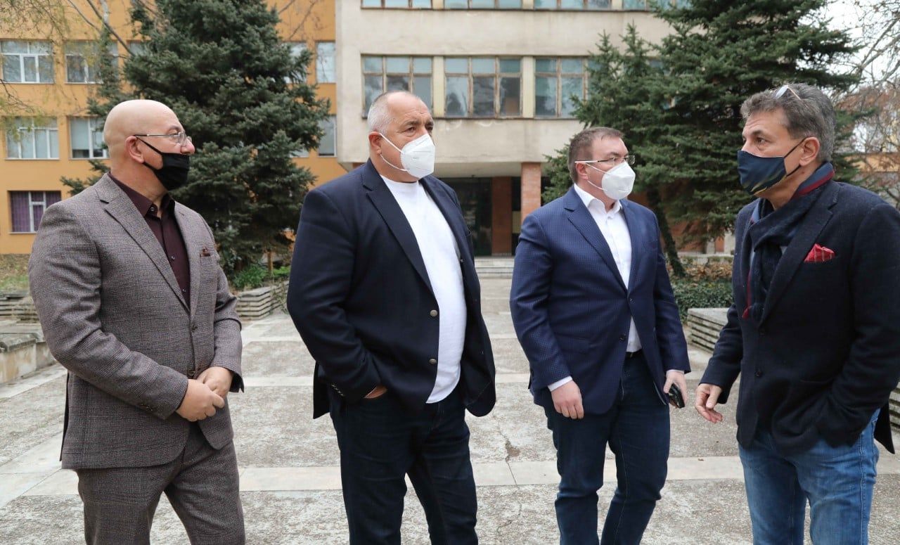 Бойко Борисов и министрите Емил Димитров и Костадин Ангелов бяха посрещнати от кмета на Пазарджик