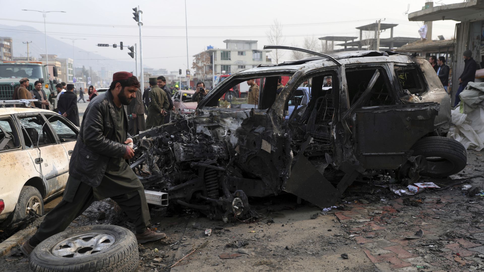 Най-малко 8 убити при бомбено нападение в Кабул, ранен е депутат, който бил мишената