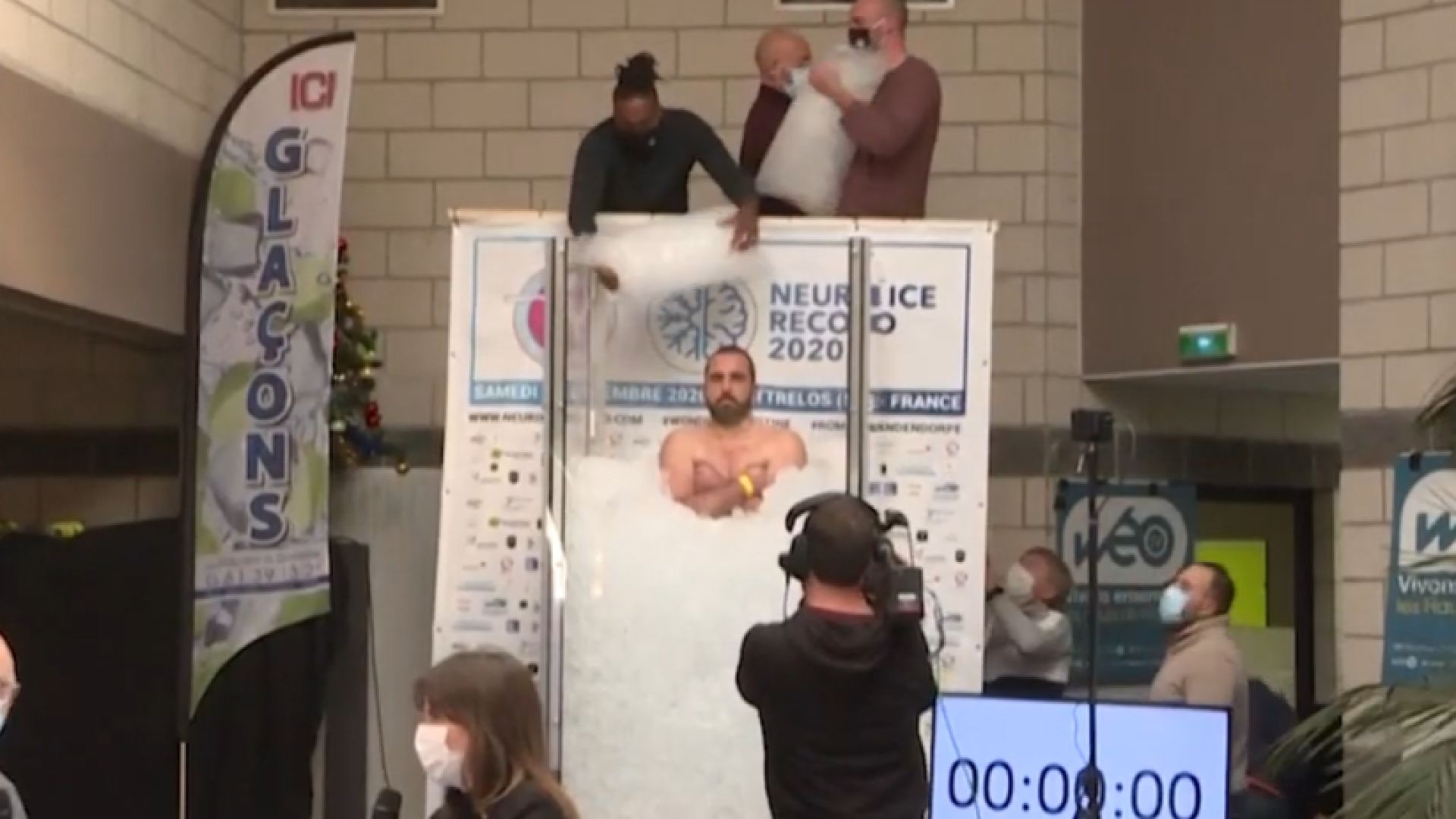 Французин постави световен рекорд - престоя в съд с лед повече от 2,5 часа (видео)