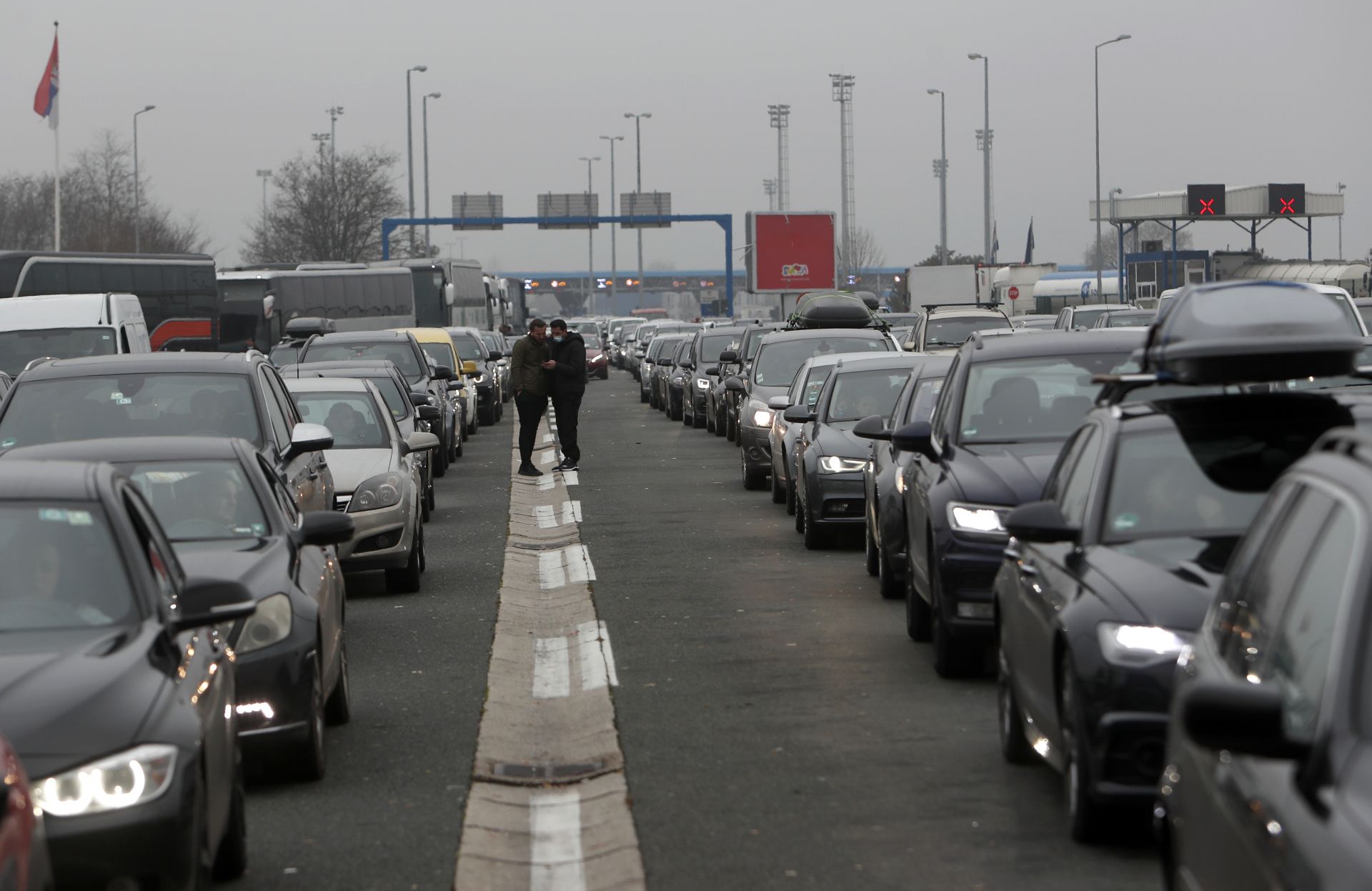 Автомобилистите чакат да преминат сръбската граница от Хърватия, на граничния пункт Батровци в неделя, 20 декември