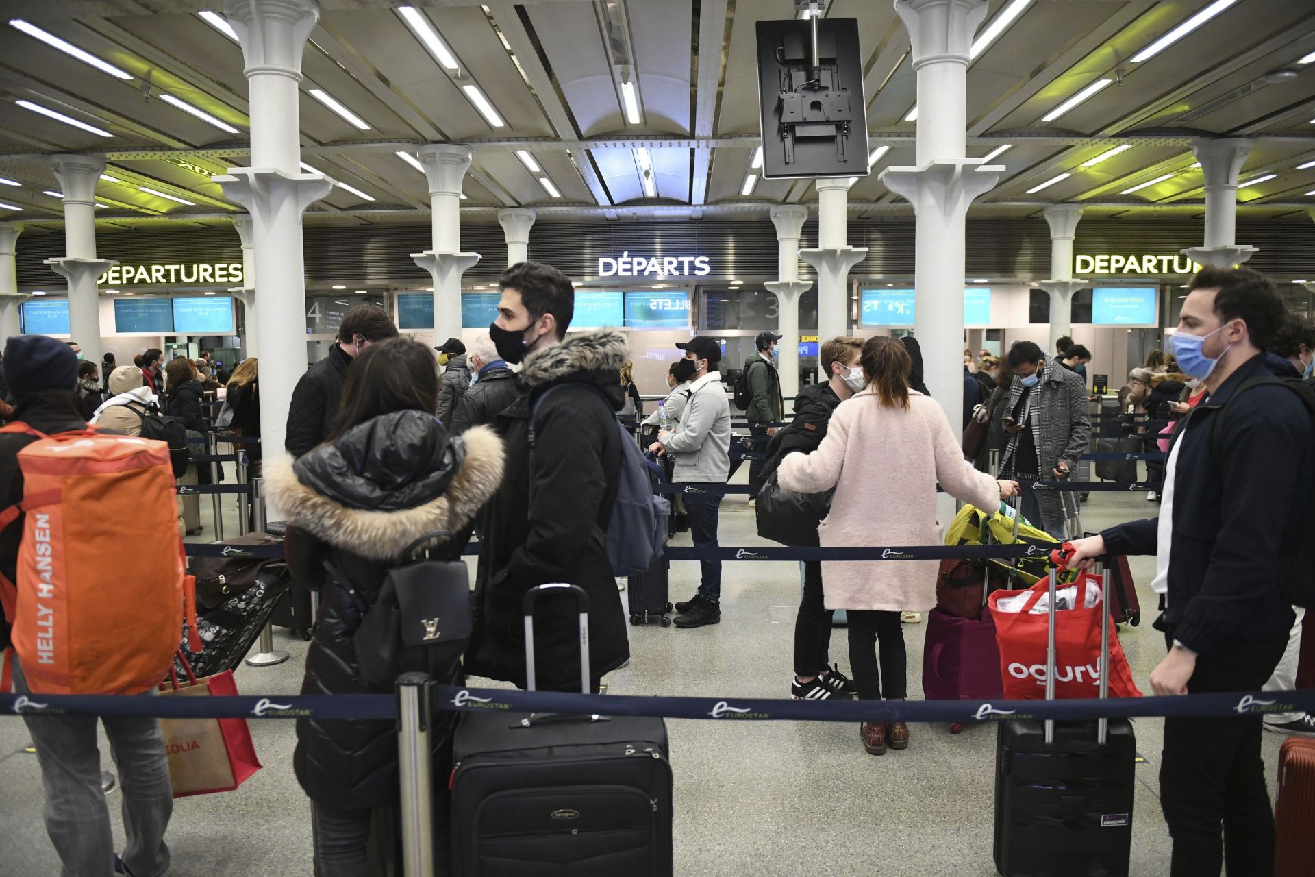 Стотици чакаха на гарата Сейнт Панкрас в Лондон, за да се качат на последния влак за Париж снощи