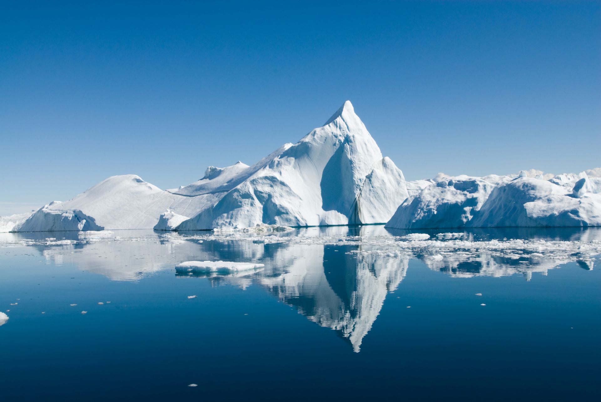 *Гигантски айсберг* "докосна" антарктическия бряг