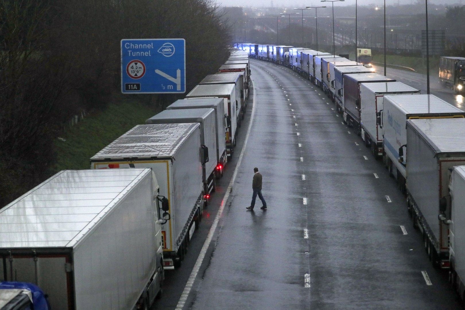 Опашки от камиони пред пристанището в Дувър на път за Франция - наредени в строго предписан ред