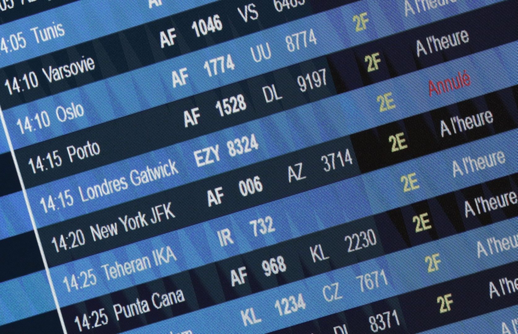 Полетна информация на летище Шарл дьо Гол в Париж - вижда се анулираният полет за Лондон