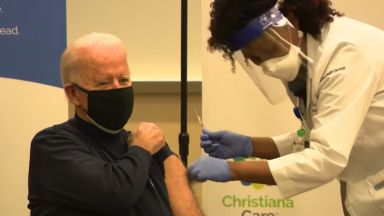 Джо Байдън се ваксинира публично (видео)