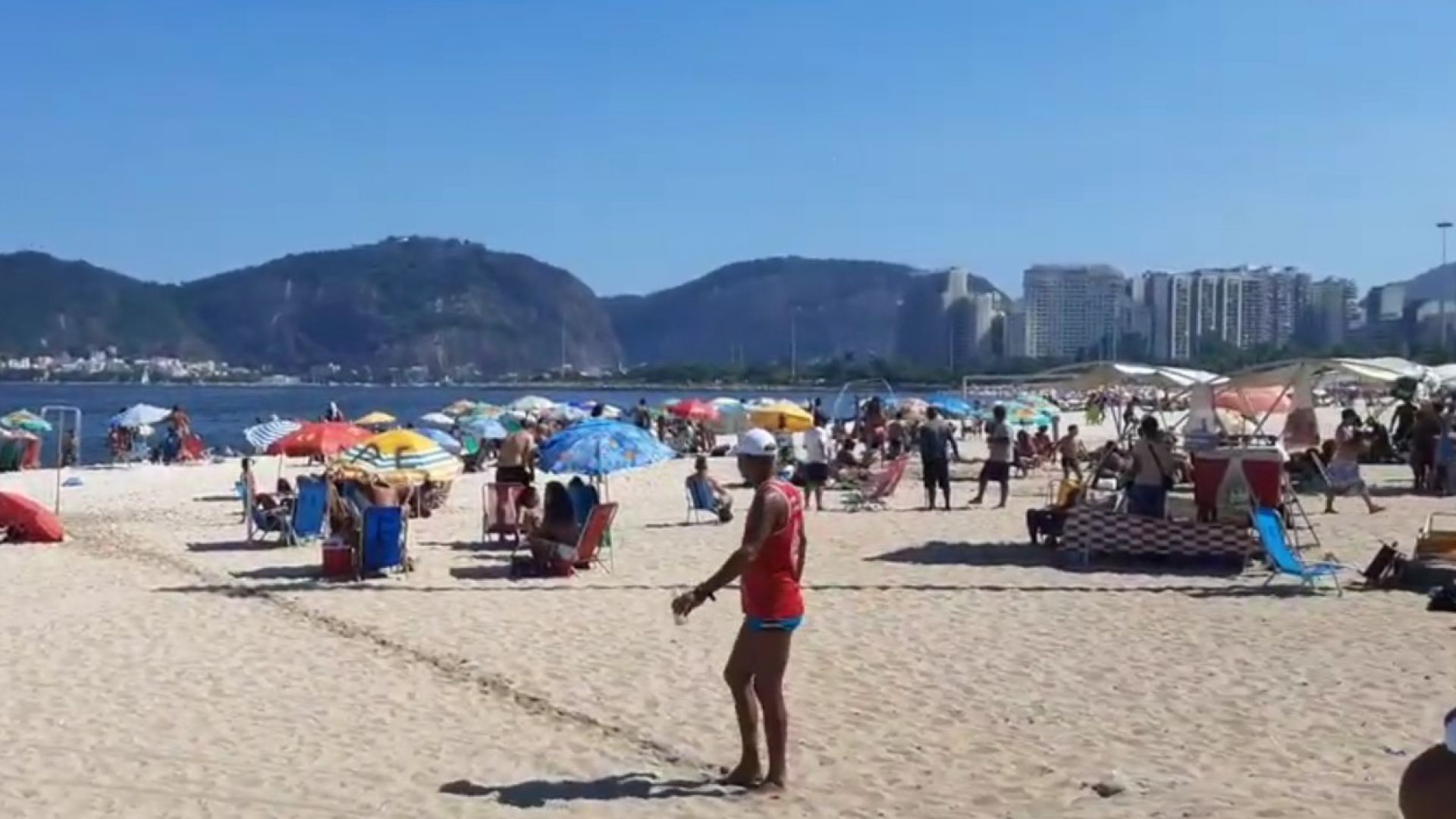 Рио де Жанейро посреща лятото с пълни плажове (видео)