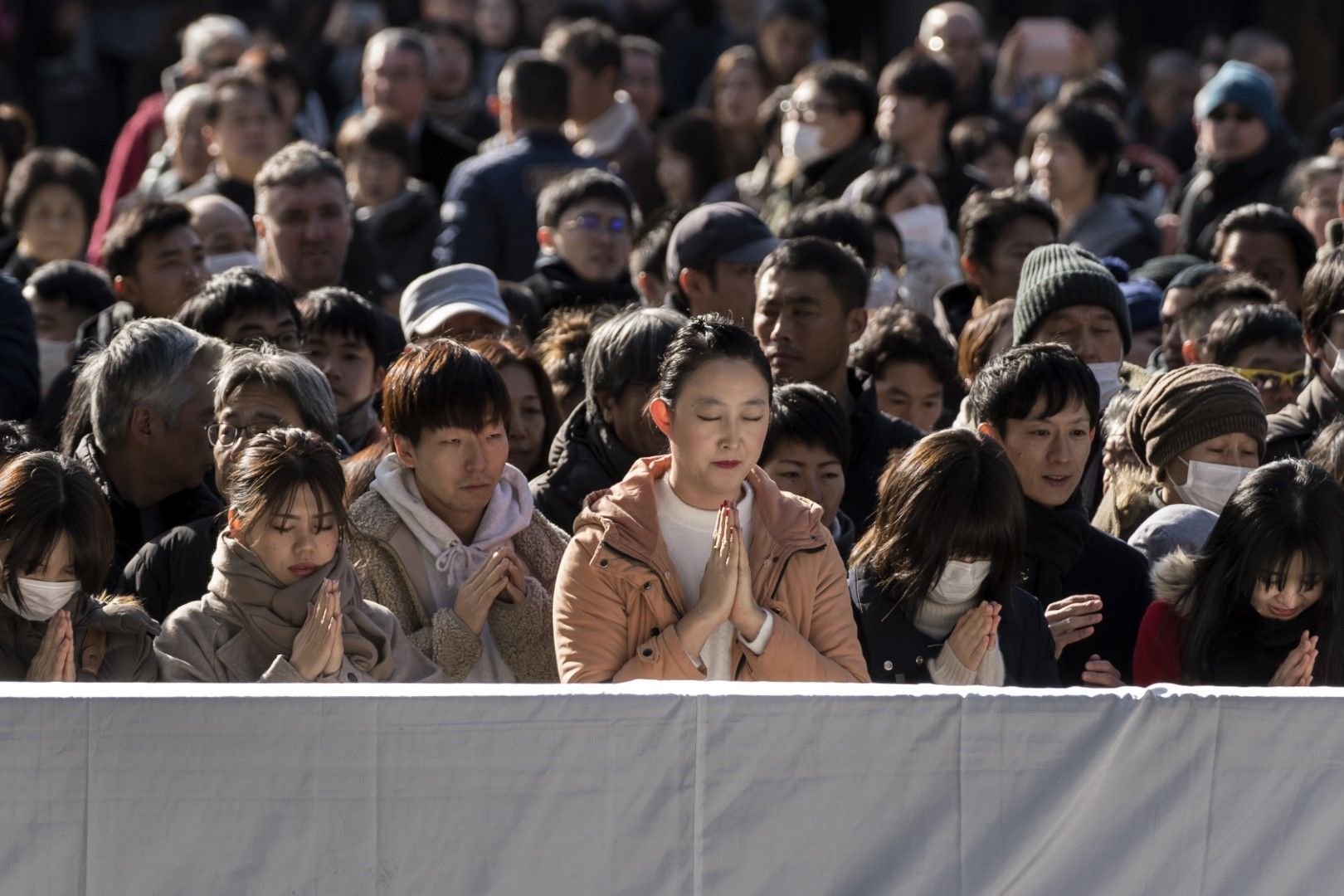 Храмът Мейджи край Токио е пълен с хора на 1 януари 2020 г. Милиони хора се стичат на това място в дните от 1-ви до 3 януари всяка година, но сега това няма да е възможно