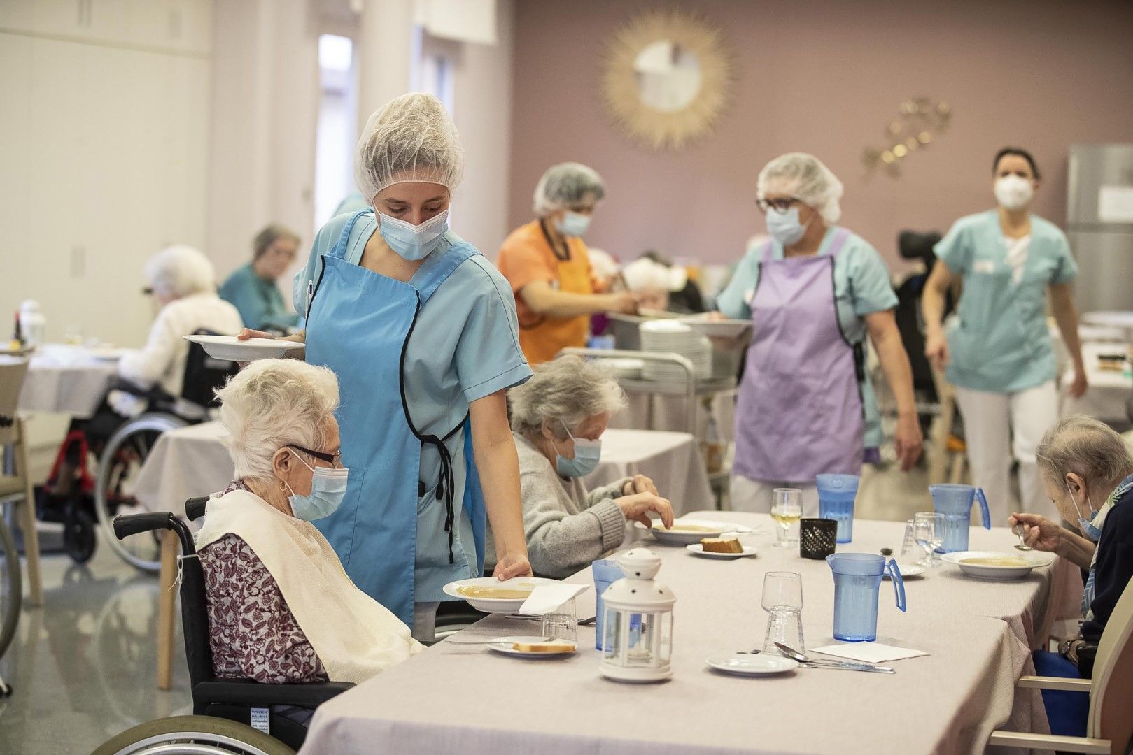 Медицински работници сервират храна в дом за стари хора и хора с увреждания във Франция