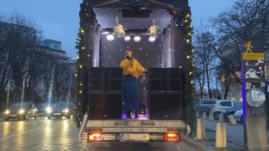 Виктория донесе коледно настроение в София с нетрадиционен концерт из улиците на града